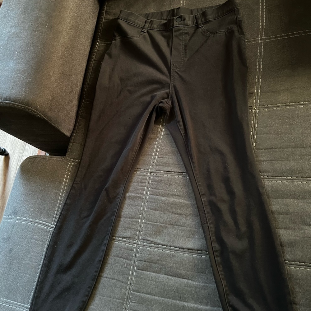 Black ankle skinny jeans